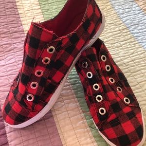 Bison plaid slide on tennis shoes.